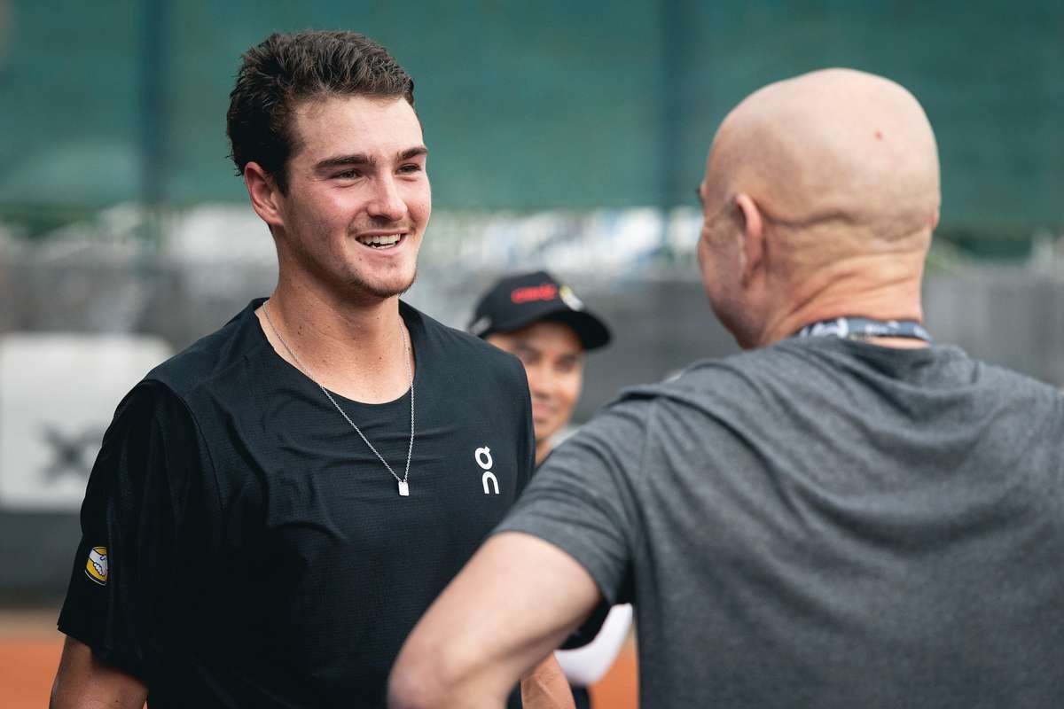 Agassi Propõe Que Brasileiros Reduzam em 5% a Paixão para Apoiar Fonseca na Busca pela Vitória