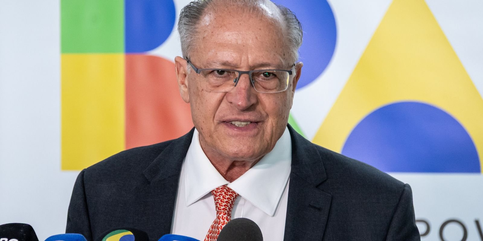 Alckmin Defende Tarifa Global de 15% dos EUA como Oportunidade Estratégica para o Brasil