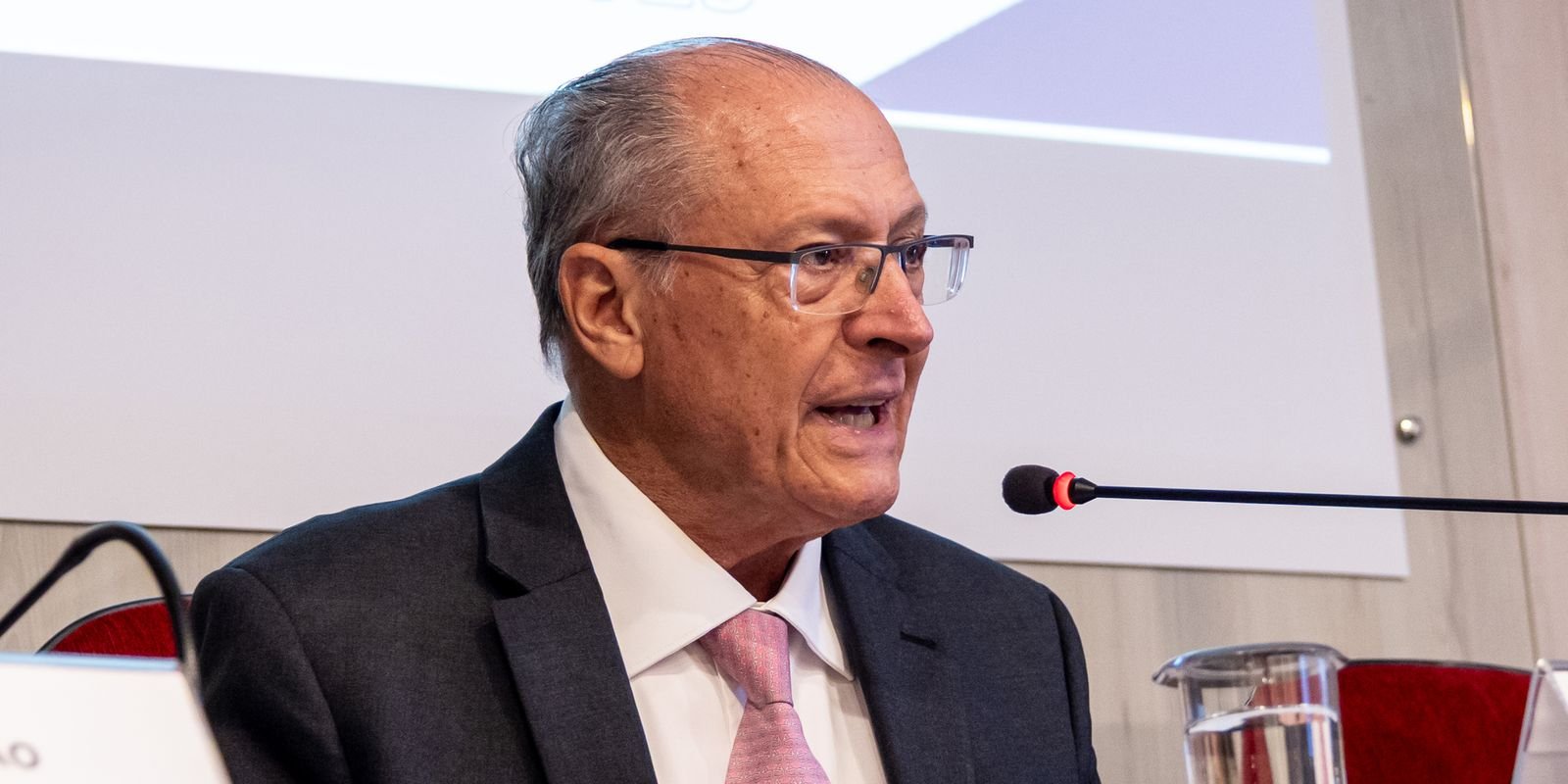 Alckmin Defende que Tarifa de 10% dos EUA Não Compromete a Competitividade do Brasil