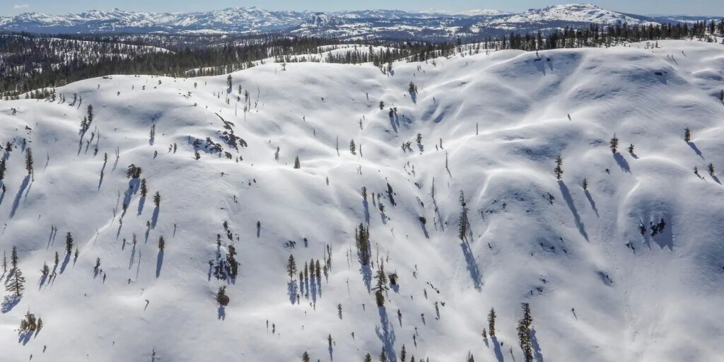 Avalanche nos EUA: Dez Esquiadores Desaparecem em Trágico Acidente nas Montanhas