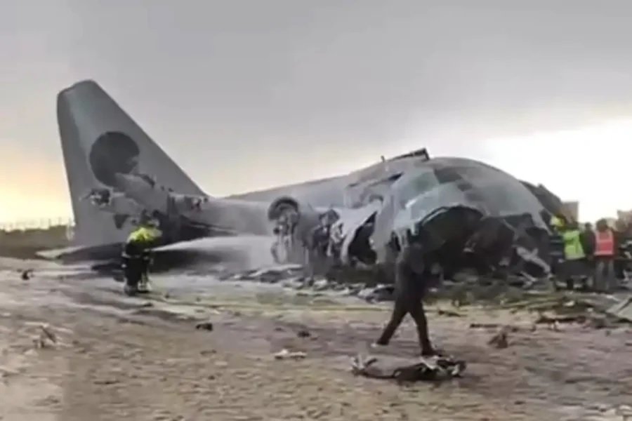 Avião Carregando Dinheiro Colide com Avenida e Causa 20 Mortes em Tragédia Inesperada