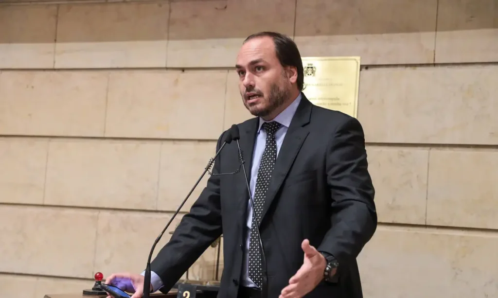 Carlos Bolsonaro Desafia Concorrentes no Senado Enquanto Investigações de Lavagem de Dinheiro Persistem