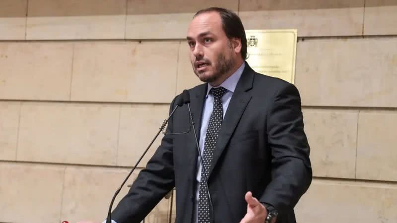 Carlos Bolsonaro Exige Transparência do PL Após Silêncio Sobre a Candidatura de Flávio