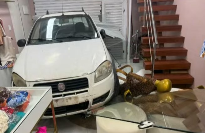 Carro Descontrolado Colide com Loja no Jacintinho e Causa Caos; Cerveja Encontrada no Veículo Levanta Suspeitas