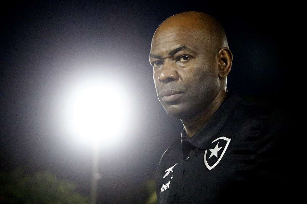 Crise Financeira no Botafogo: Clube Anuncia Demissão de Caçapa e Reestruturação Urgente