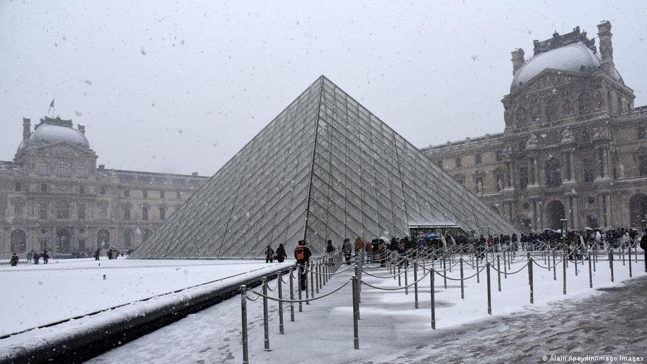 Crise no Louvre: Diretora Renuncia em Meio ao Escândalo do Roubo de Joias