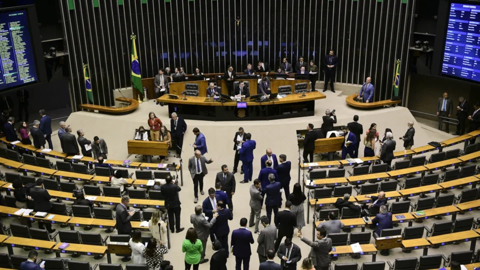Cúpula do Congresso Considera Redução de Penas para Bolsonaro em Meio a Tensão sobre CPI do Master