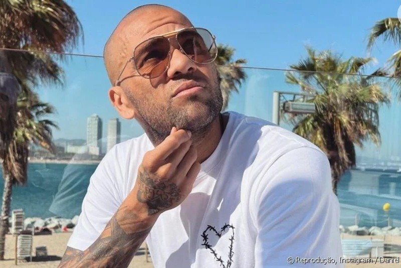 Daniel Alves Compartilha Momento Íntimo com Filha Recém-Nascida: 'A Melhor Companhia da Minha Vida'