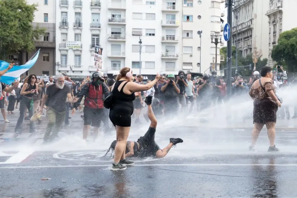 Deputado Argentino Alerta: Reforma Trabalhista de Milei Pode Gerar Crise Industrial Sem Precedentes