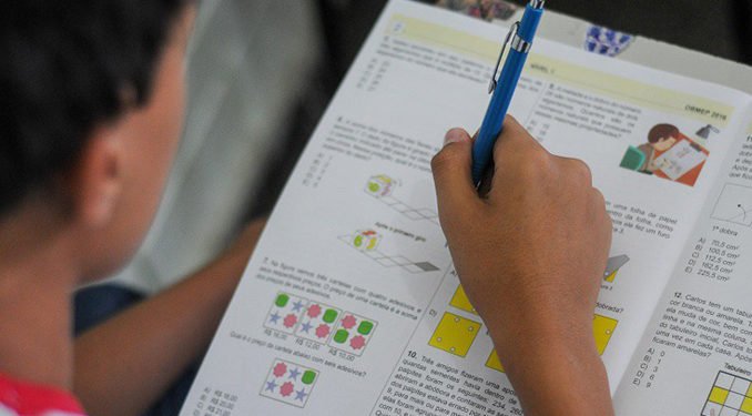 Desempenho Alarmante: Apenas 21,4% dos Jovens Brasileiros Alcançam Proficiência em Matemática ao Final do Ensino Médio