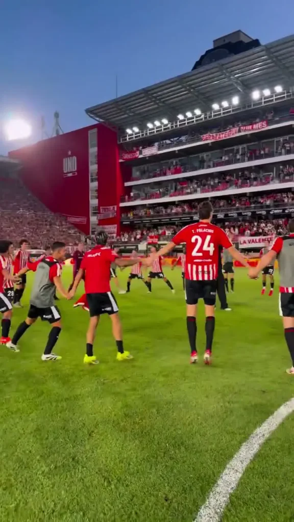 Despedida Emocionante: Jogadores do Estudiantes Homenageiam Treinador Barba em Cerimônia no Campo