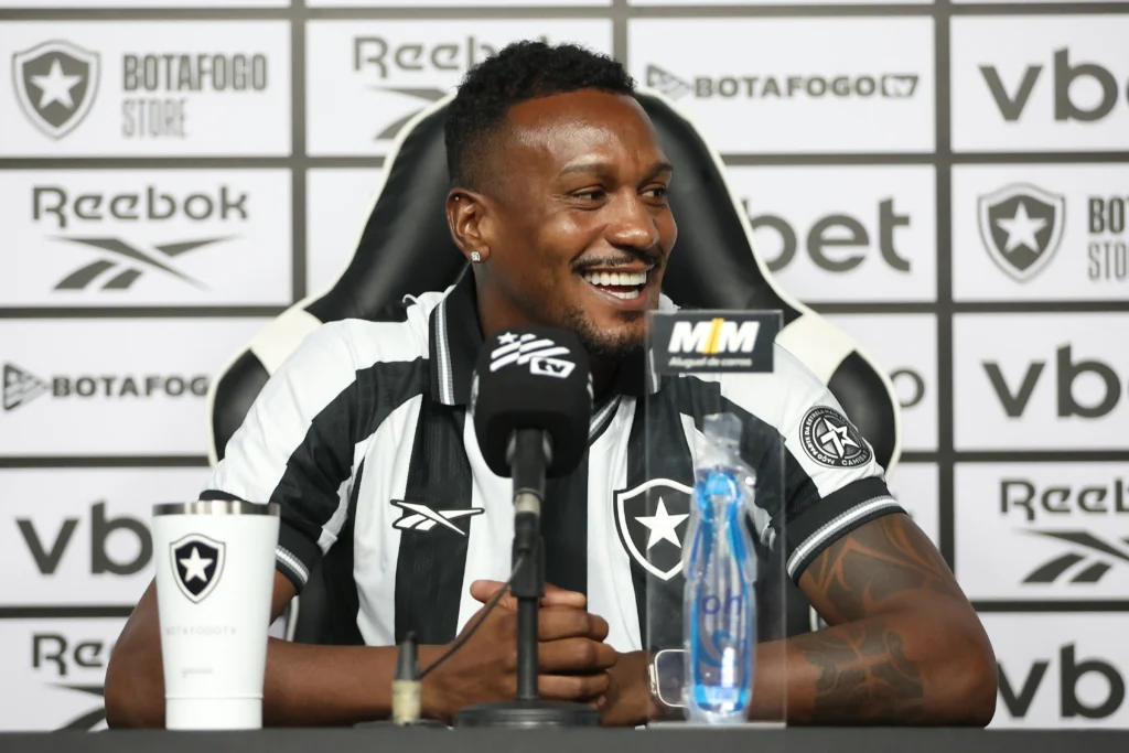 Edenilson Se Apresenta ao Botafogo: Estreia Promissora e Compromisso Total com a Nova Camisa