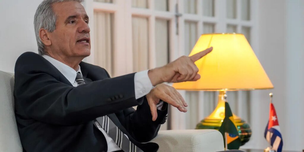 Embaixador Cubano Denuncia Medidas de Trump como Genocídio Econômico e Seus Impactos no Setor Petroleiro