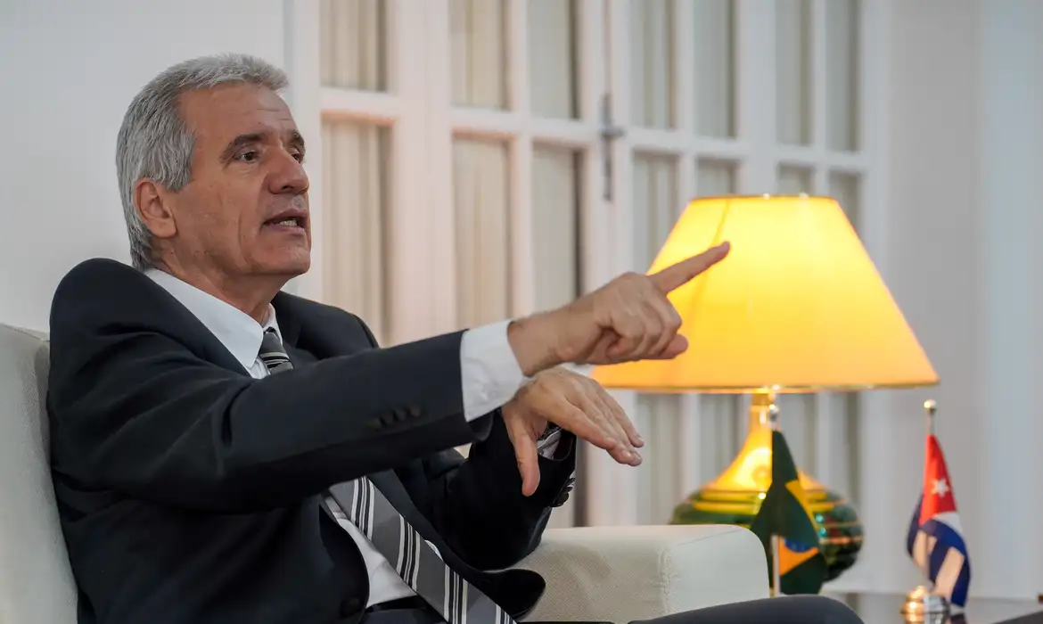 Embaixador Cubano Denuncia Medidas de Trump como Genocídio em Setor Petrolífero