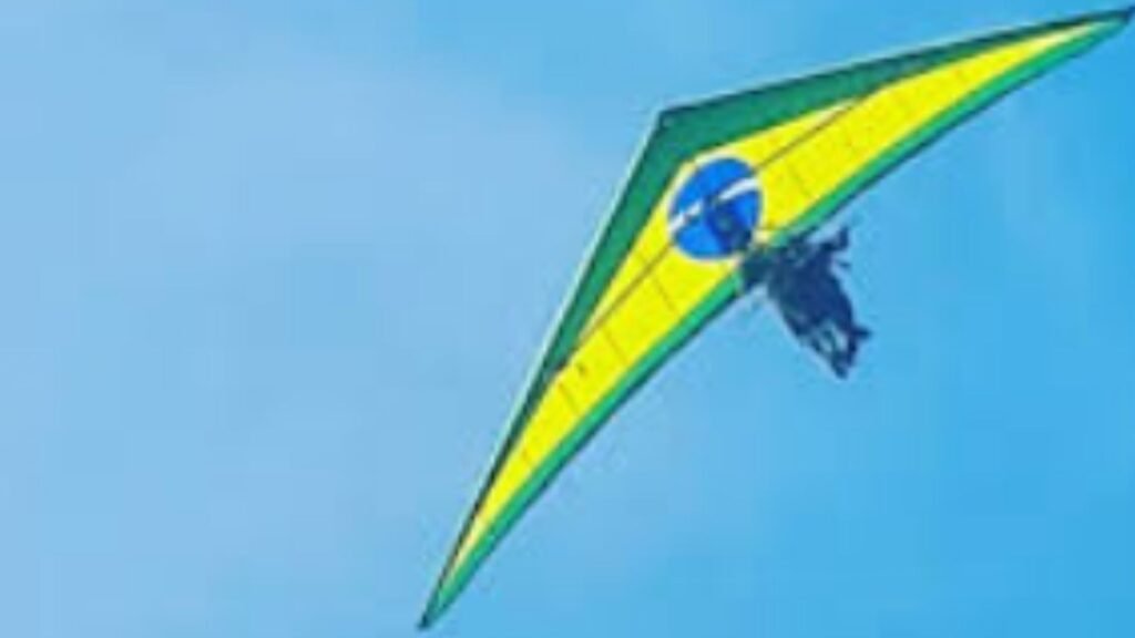 Emergência na Costa: Asa-Delta com Duas Pessoas Cai no Mar; Equipes de Resgate em Ação