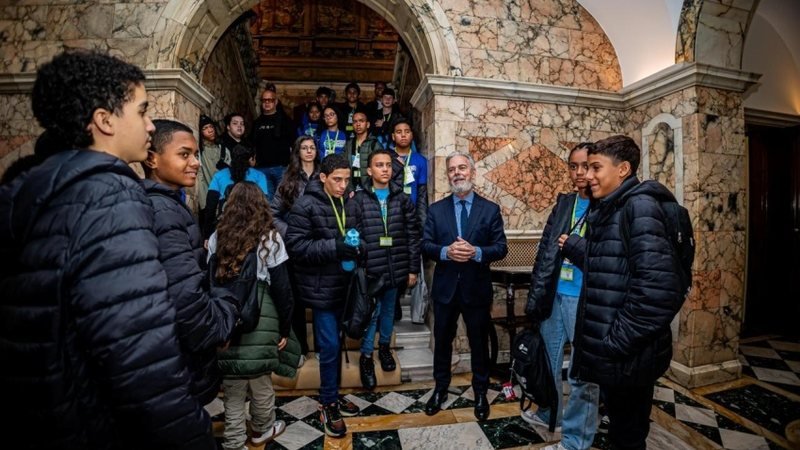 Estudantes da Rede Pública de Maceió Representam Brasil em Visita Histórica à Embaixada em Londres