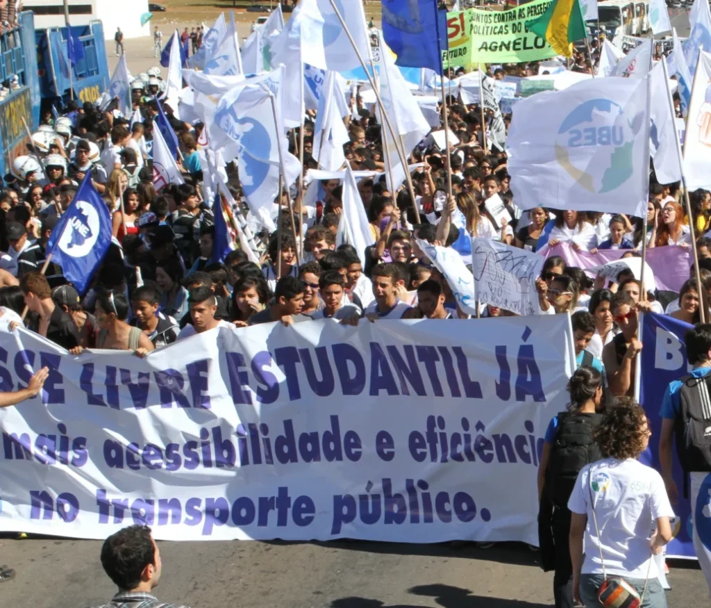 Estudo Revela: 73% dos Brasileiros Acreditam que Educação deve Incluir Temas de Política e Questões Sociais