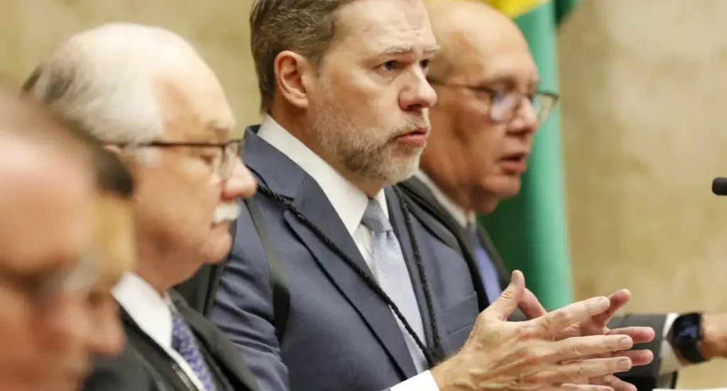 Fachin Decide Arquivar Ação que Questionava Suspeição de Toffoli no Caso Master: Implicações e Repercussões