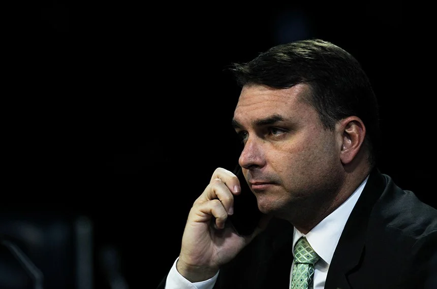 Flávio Bolsonaro Adota Linguagem Inclusiva com 'Todes' em Estratégia para Alinhamento com o Centrão