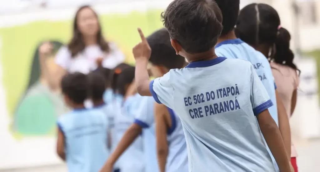 Frequência Escolar no Ensino Fundamental Alcança Impressionantes 99,5% e Reduz Atrasos: Avanços na Educação Brasileira