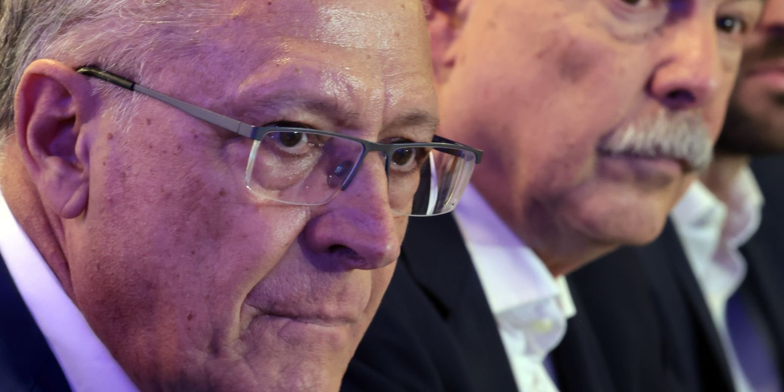 Governo Elabora Estratégia Urgente para Apoiar Setores Impactados pelo Aumento de Tarifas