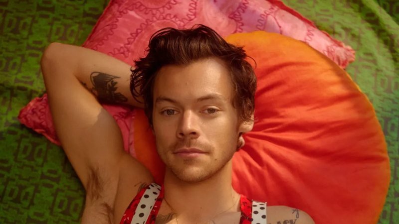 Harry Styles Explica o Motivo da Crise de Riso Durante o Funeral da Avó: Uma Reflexão Sobre Memórias e Emoções
