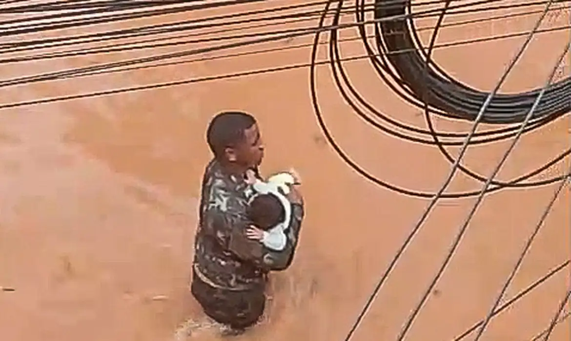 Herói Anônimo: Ex-Soldado Resgata Criança em Meio à Inundação em Juiz de Fora