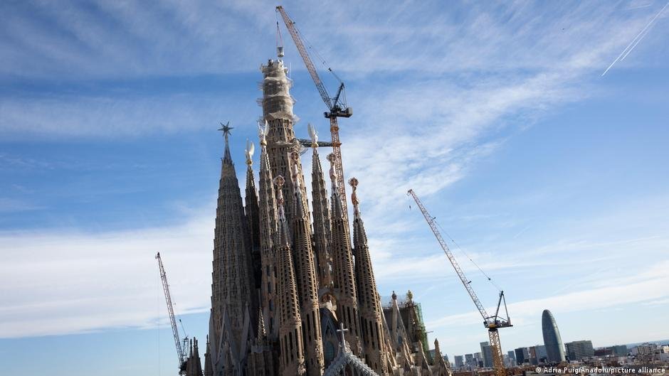 Igreja Sagrada Família Completa 144 Anos e Alcança Altura Histórica em Barcelona