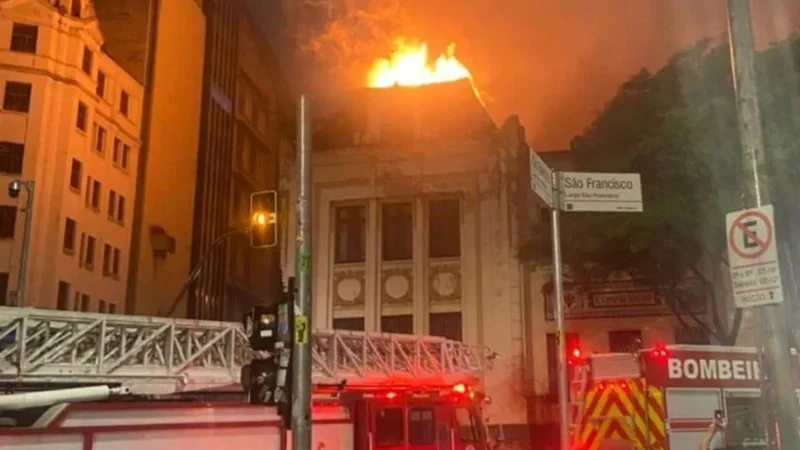Incêndio Devasta Prédio da Faculdade de Direito da USP no Centro de São Paulo: Investigações em Andamento