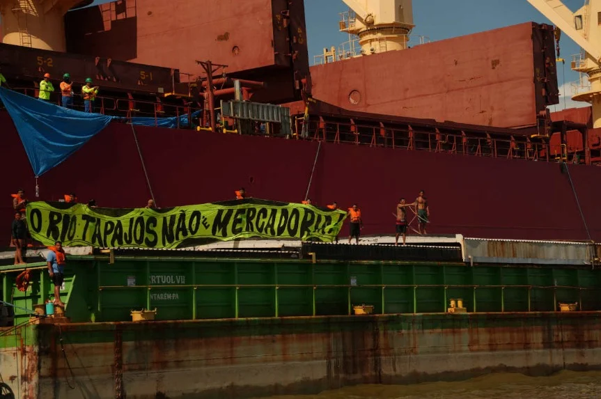 Indígenas Tomam Balsa de Soja no Rio Tapajós em Protesto Contra Privatização das Hidrovias