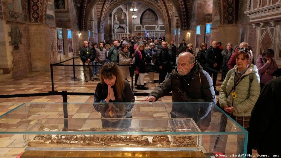 Itália Revela pela Primeira Vez Relíquias de São Francisco de Assis: Um Marco Histórico para a Fé e Cultura