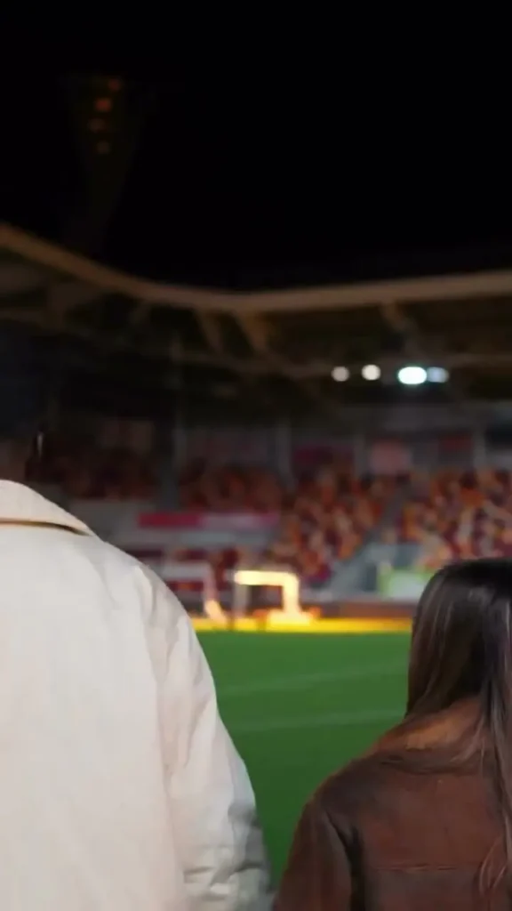 Jogador do Brentford Surpreende ao Organizar Chá de Bebê em Estádio e Ganha as Redes Sociais