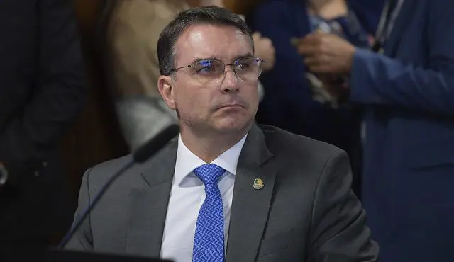 Justiça Interrompe Remoção de Postagem de Flávio Bolsonaro que Associa PT ao Tráfico de Drogas