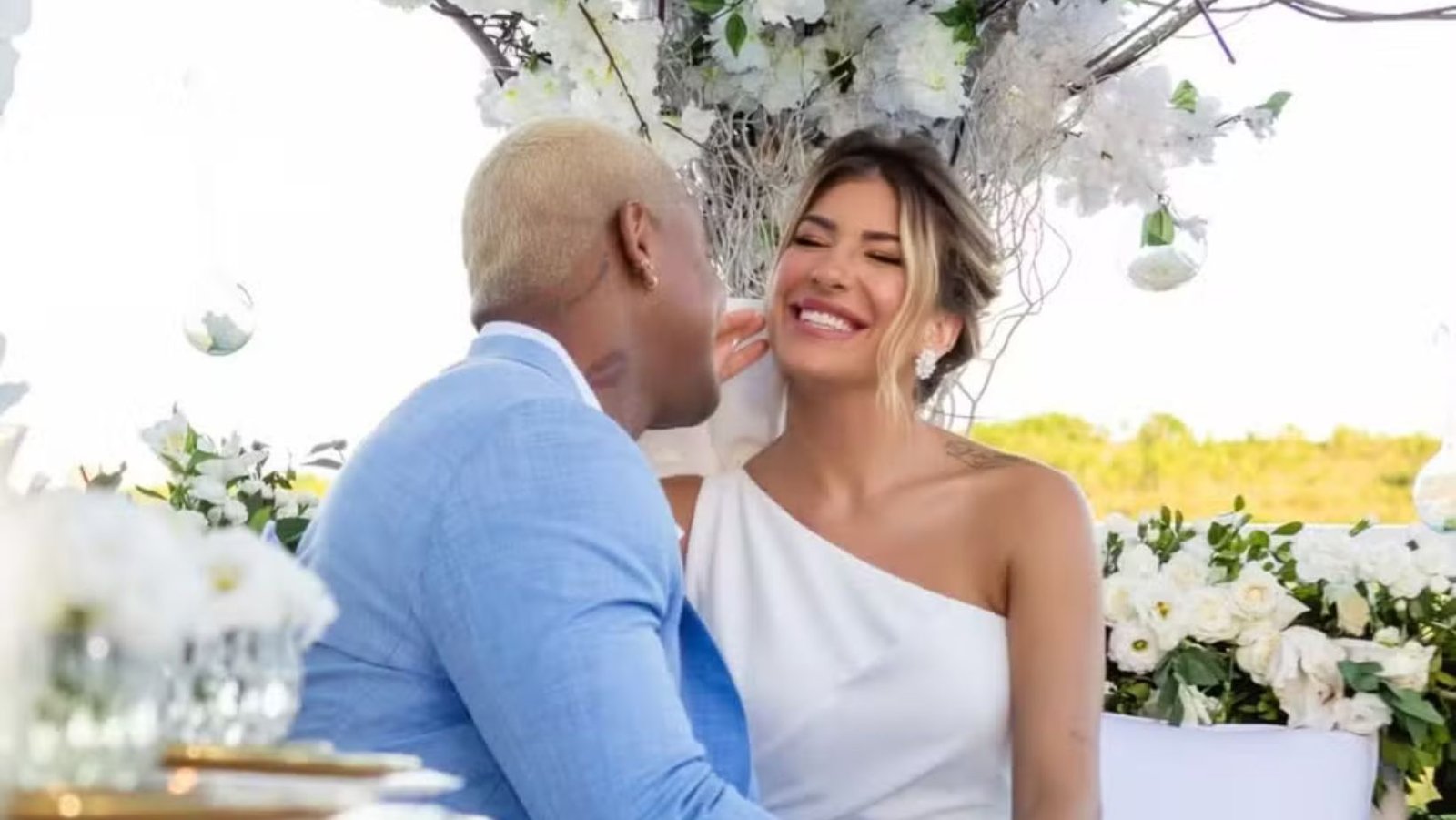 Leo Santana Compartilha Imagens Exclusivas do Casamento com Lore Improta em Comemoração aos 5 Anos de União