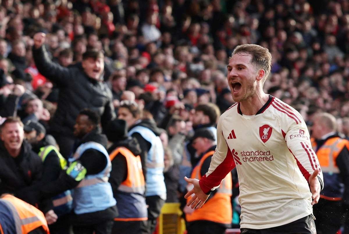 Liverpool Conquista Vitória Dramática nos Últimos Instantes contra o Forest e Intensifica Disputa pelo Topo da Premier League