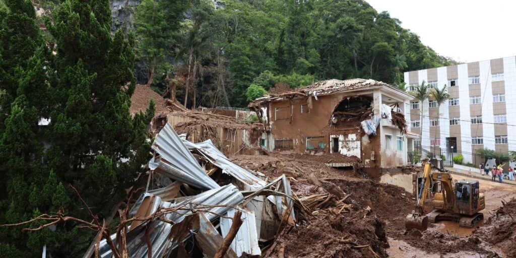 Lula Realiza Vôo sobre Minas Gerais para Avaliar Danos das Chuvas: Ações de Assistência em Foco