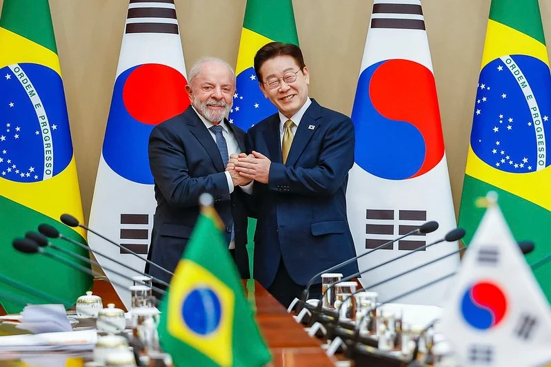 Lula Retorna à América do Sul Após Encontro Diplomático na Índia e Cerimônia Oficial na Coreia do Sul
