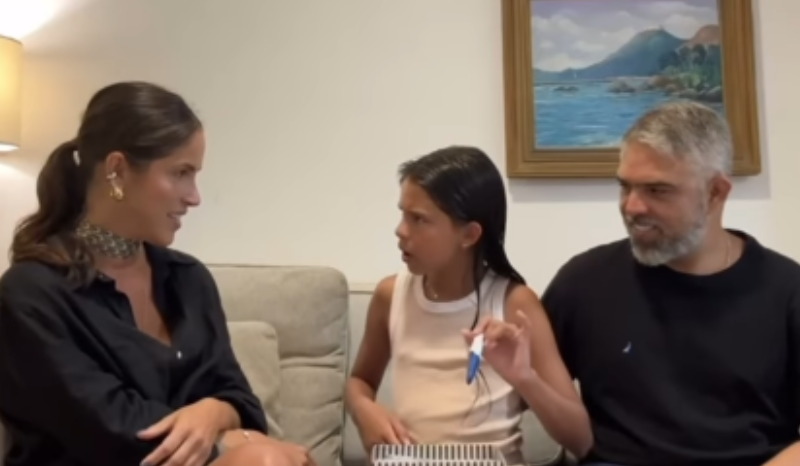 Menina emociona a internet ao compartilhar a notícia da chegada do irmãozinho; Descubra a reação viral!