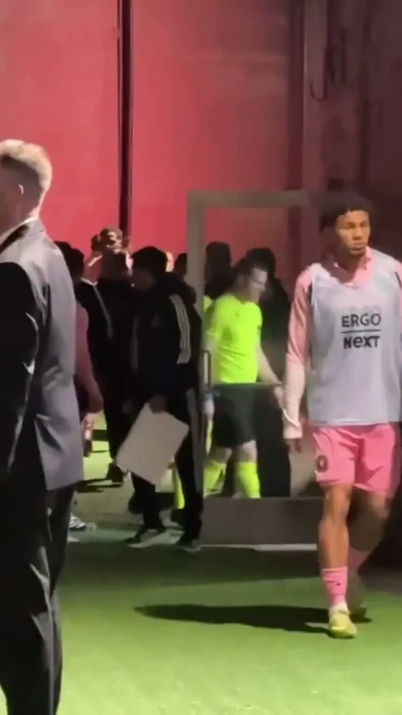 Messi em Fúria: Craque Argentino Busca Esclarecimentos com Árbitros Após Polêmica no Vestiário