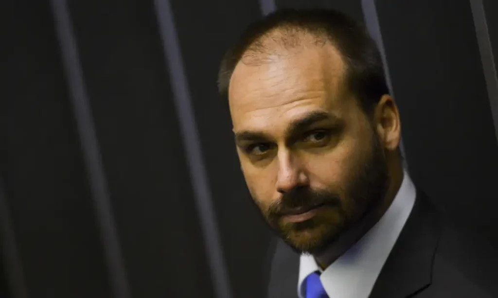 Moraes Determina Notificação a Eduardo Bolsonaro em Relato de Ação Penal: Implicações Jurídicas e Políticas