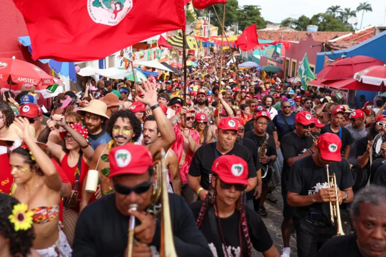 Olinda: Bloco do MST Atrai 5 Mil Participantes em Celebração da Resistência e Cultura Popular