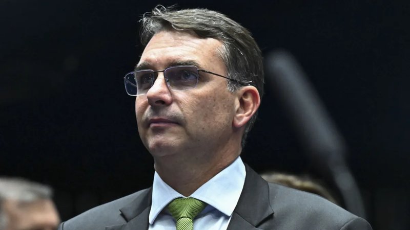 PT Intensifica Táticas para Desafiar Ascensão de Flávio Bolsonaro nas Pesquisas Eleitorais