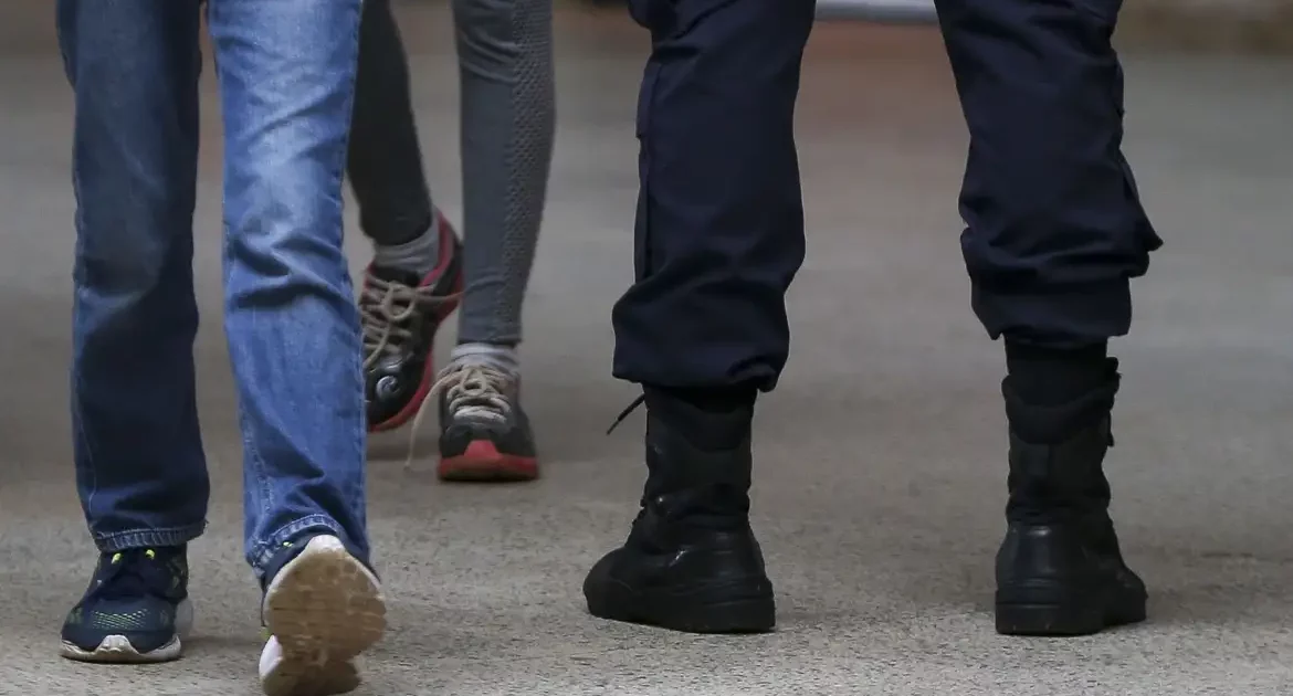 Polêmica no DF: Alunos Punidos com Flexões e Afastamento de PMs Levanta Questões sobre Abordagem Educacional