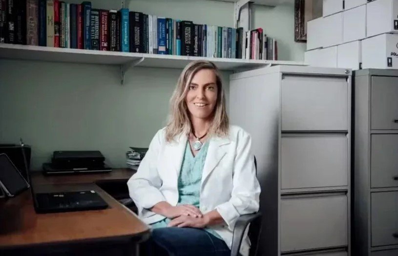 Políticos da Bahia Apresentam Propostas de Homenagens à Pesquisadora Tatiana Sampaio, Referência em Estudos de Polilaminina