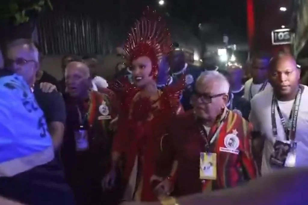 Presidente da Grande Rio Grita por Justiça ao Arremessar Cadeira contra Jornalistas na Sapucaí