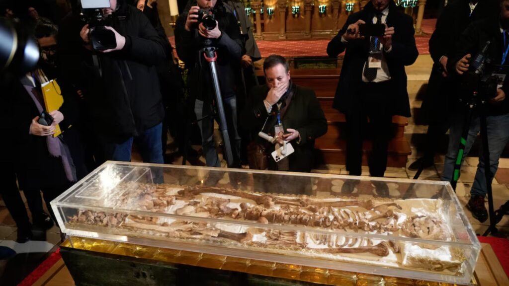 Primeira Exposição do Esqueleto de São Francisco de Assis Atrai Visitantes e Gera Debate sobre Patrimônio Histórico