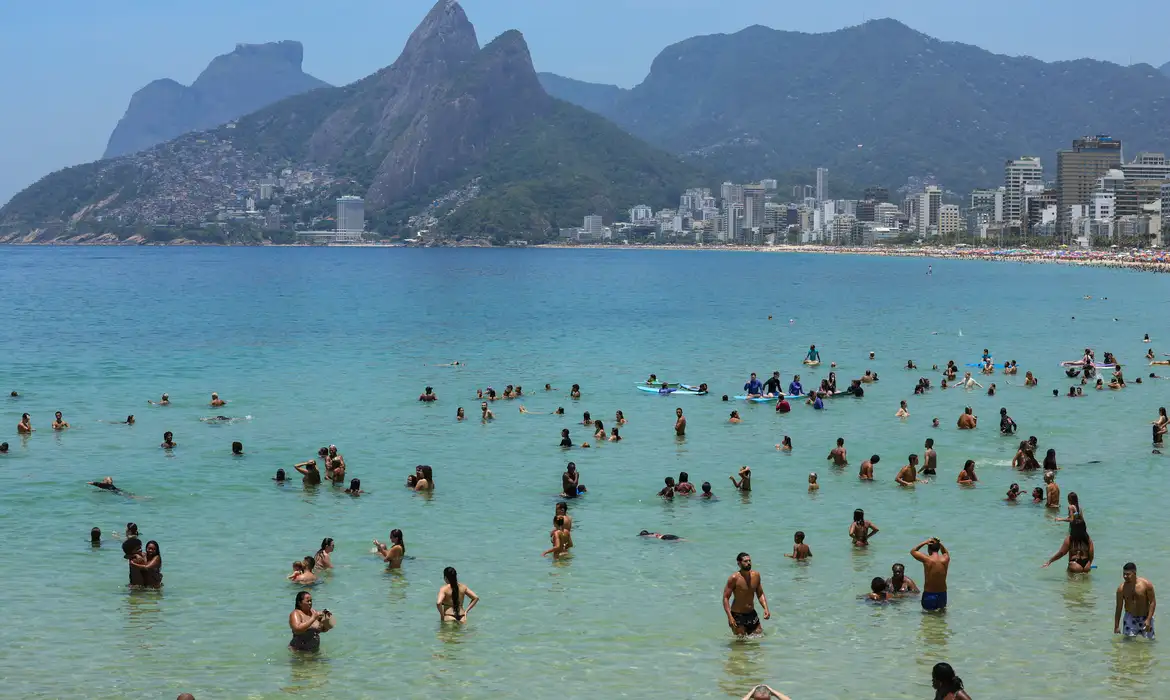 Resgates no Carnaval: Mais de Mil Vidas Salvas no Mar do Rio de Janeiro