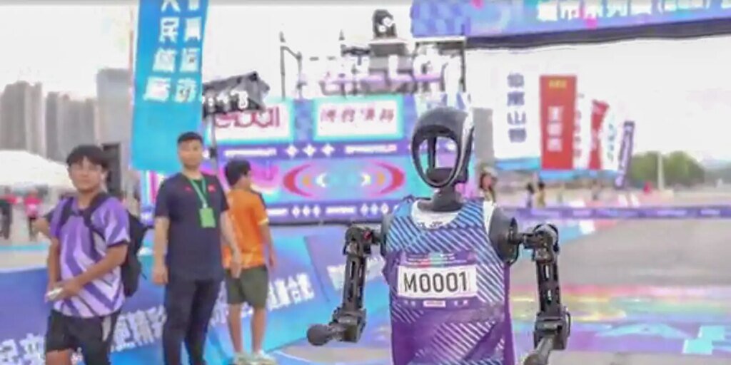 Robôs Humanóides Chineses Encantam Público em Espectáculo do Ano Novo Lunar