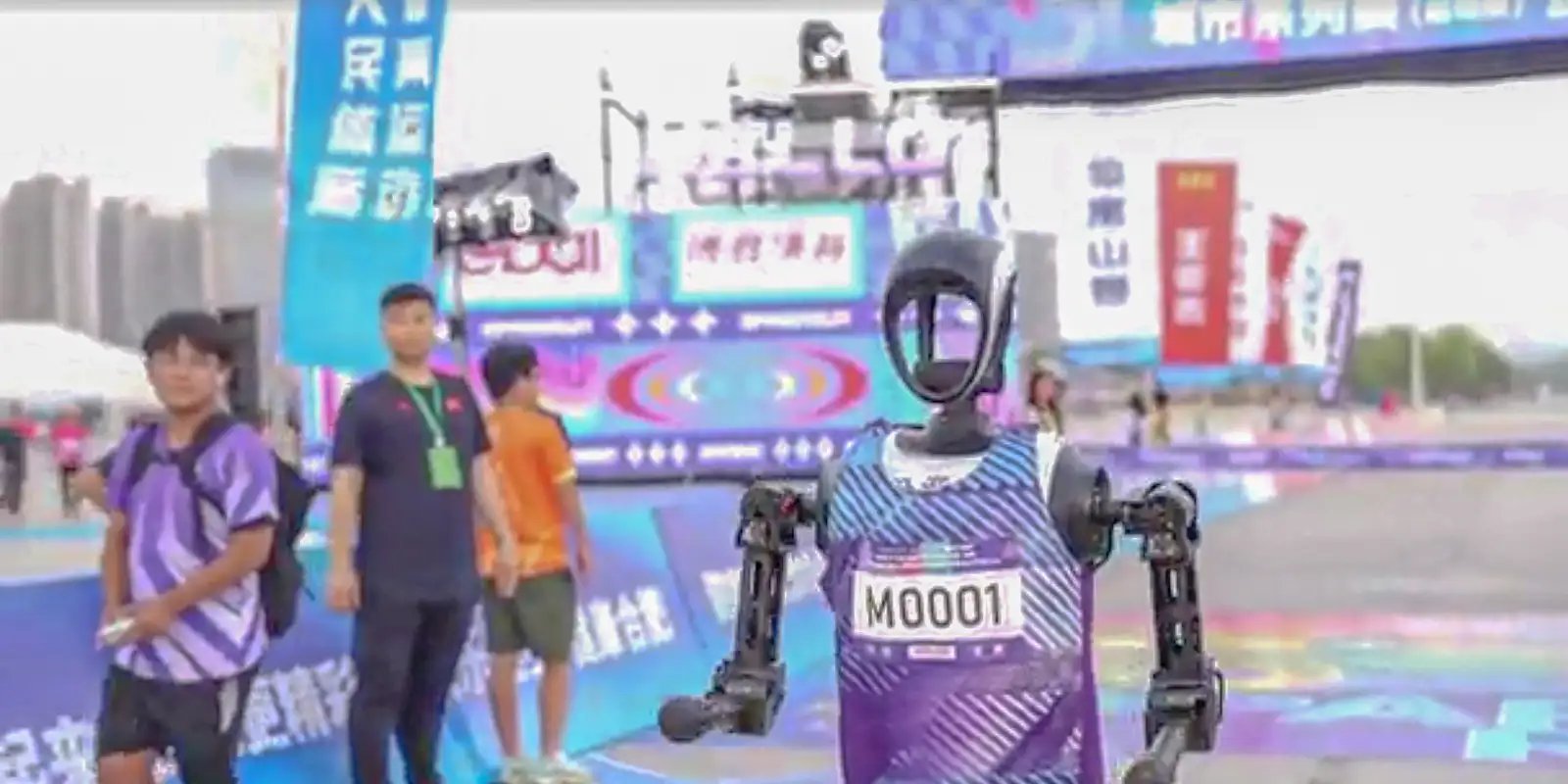 Robôs Humanóides Chineses Encantam Público em Espectáculo do Ano Novo Lunar