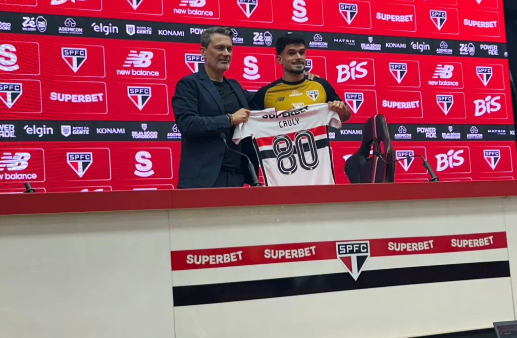 São Paulo Apresenta Cauly: A Luta pelo Cargo e a Expectativa de Estreia em um Clássico Empolgante